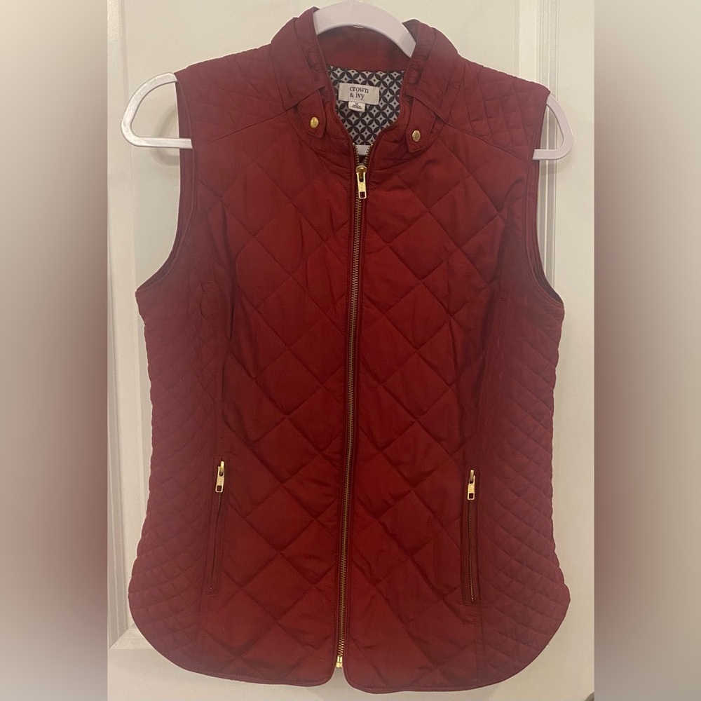 Crown & Ivy Quilted Vest Sz M Burgundy Gold Hardware Puffer